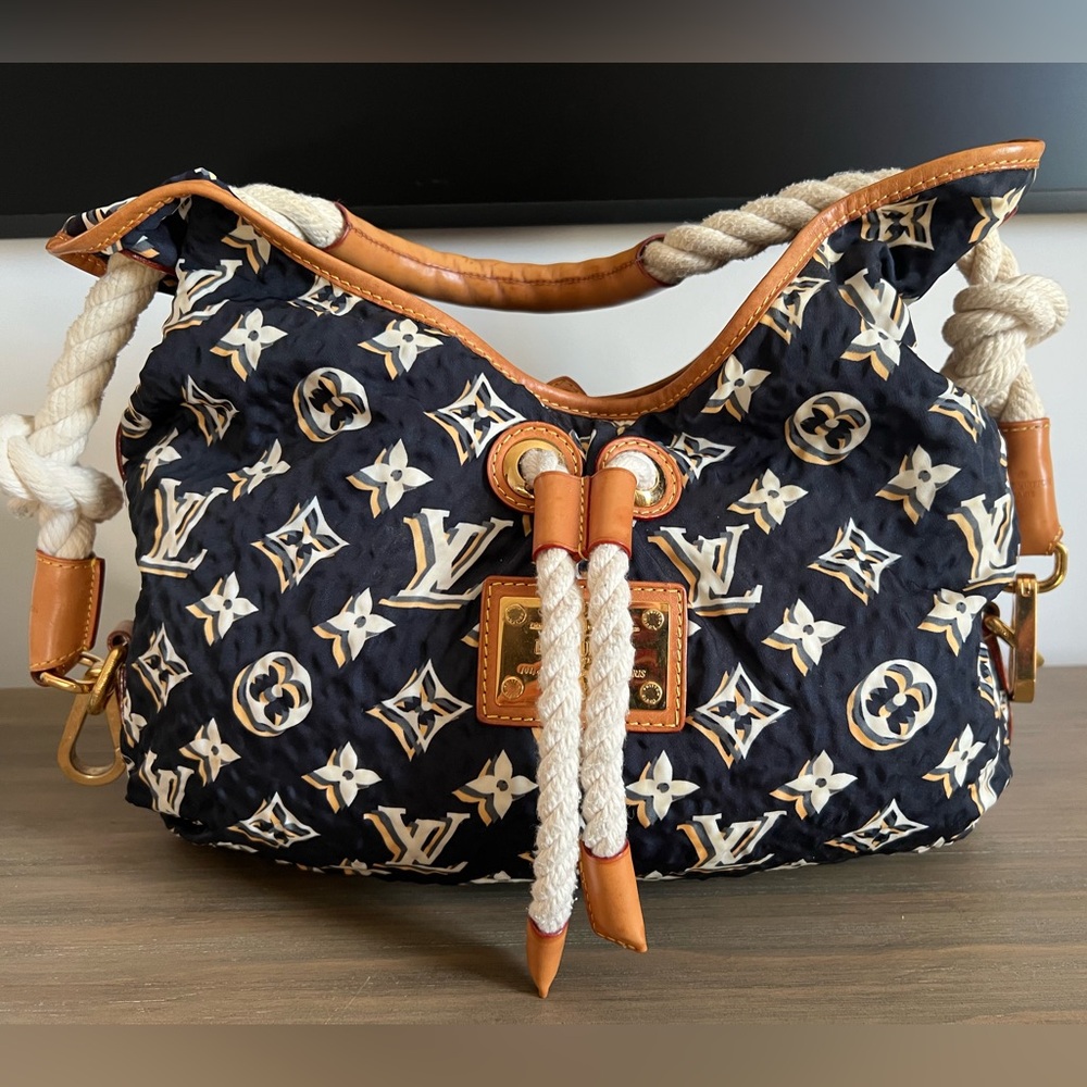 Louis Vuitton Bulles MM Cruise Marine Blue